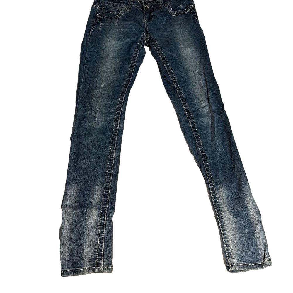 Love Culture Jeans Size 3. Waist: 26, Inseam: 30 inches. Mid-Rise